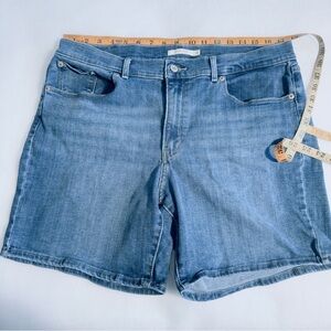 Levi's Classic Mid-Thigh Denim Shorts Size 32 / 14 Medium Wash Stretch